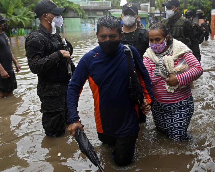15 muertos, 7 desaparecidos, derrumbes y sistemas de agua potable dañados por tormenta Amanda en El Salvador