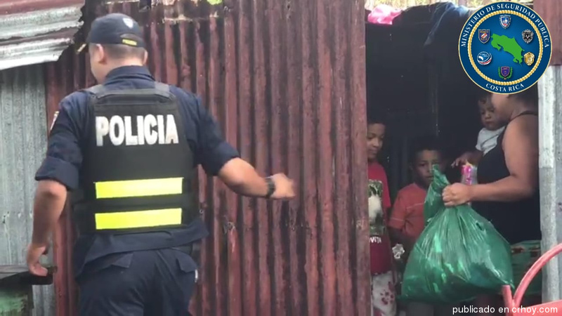 Policías entregarón alimentos a familias de pobreza extrema