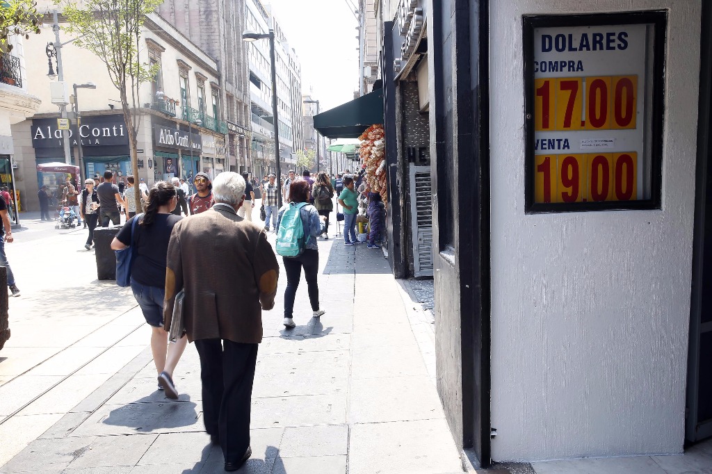Dólar se sitúa hasta en 19.00 pesos en bancos de la capital