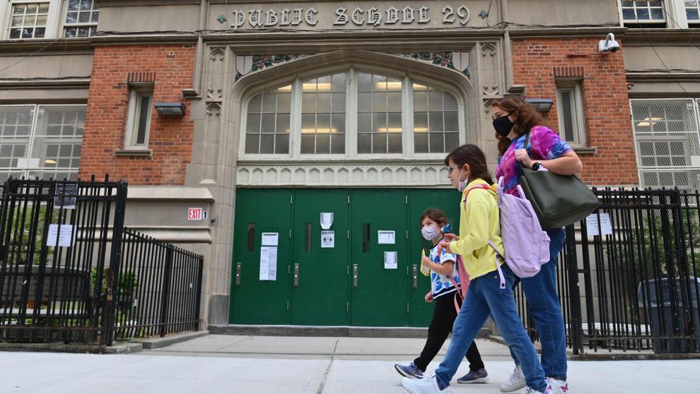Nueva York vuelve a cerrar las escuelas públicas por el virus para indignación de las familias