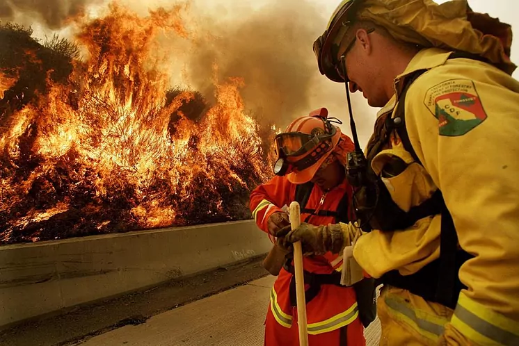 Seis muertos y casi 200.000 evacuados por múltiples incendios en California