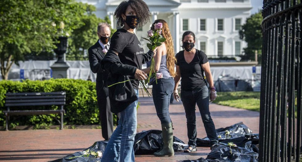 Protestan y Montan gran Cortejo Fúnebre frente a la Casa Blanca