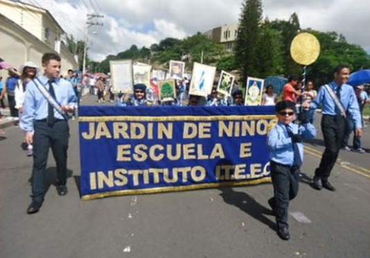 EL INSTITUTO ITEEC DE VUELTA A LOS DESFILES