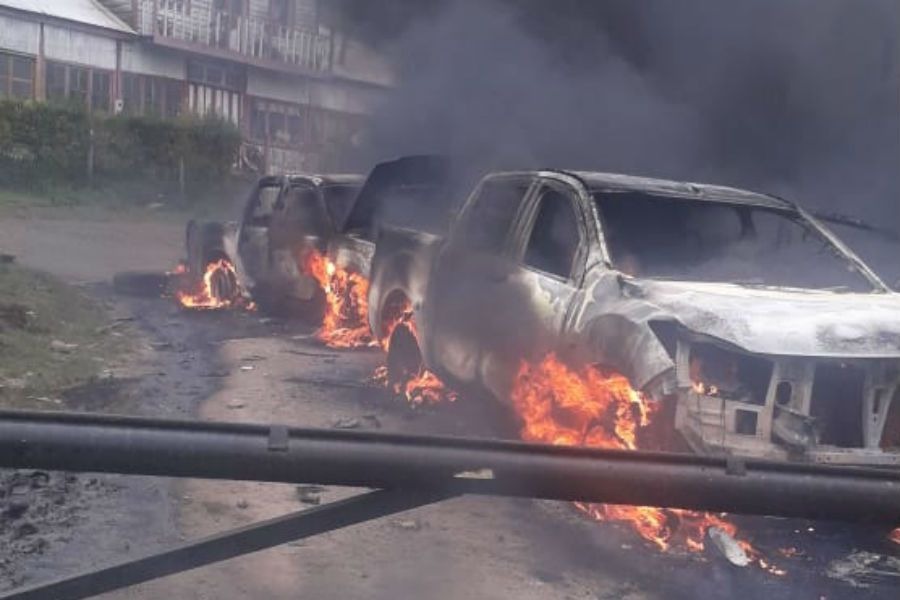 Desconocidos atacan y queman dos vehículos policiales en medio de un operativo en Contulmo: al menos tres uniformados resultan heridos