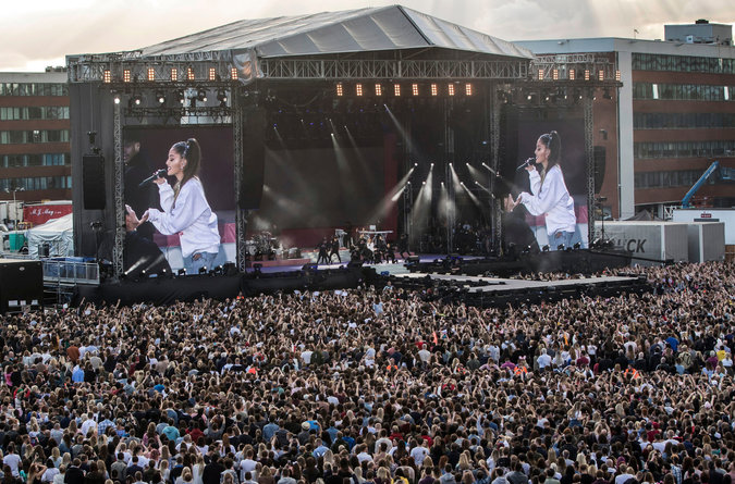 Ariana Grande Lleva su Mensaje de Desafío a Las Víctimas del concierto en Manchester