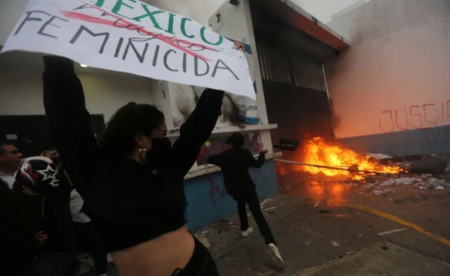 ONU-DH condena represión a protesta feminista en Cancún; pide investigar operativo