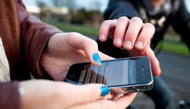 Sujetos roban celular a una persona