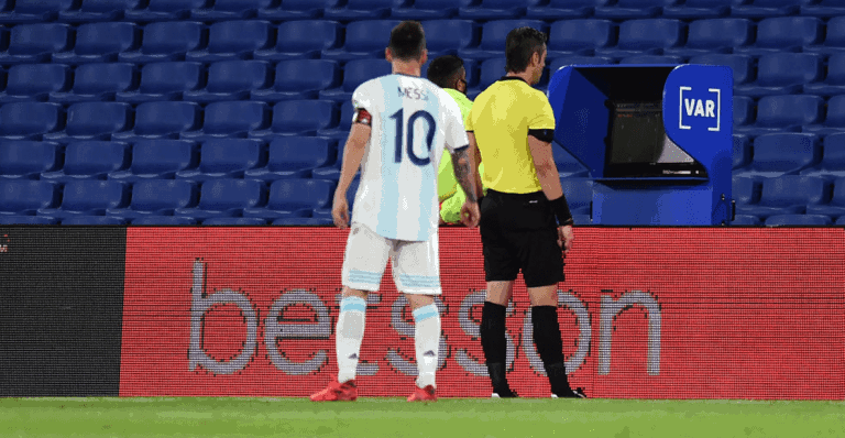 Leo Messi a la cara del árbitro: "Ya nos cagaste dos veces"