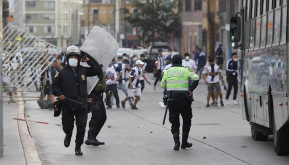 Alianza Lima: hinchas protagonizan disturbios en alrededores del Estadio Nacional tras descenso del equipo blanquiazul