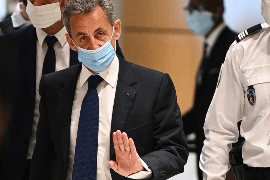 Condenan al expresidente francés Nicolás Sarkozy a 3 años de prisión por corrupción y tráfico de influencias.