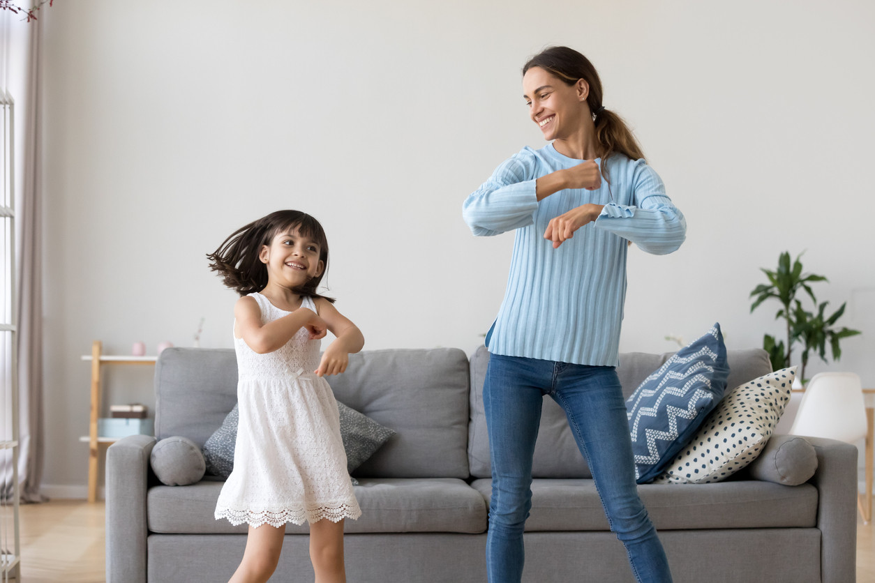 Baila una forma de divertirte y des estresarse dentro de casa
