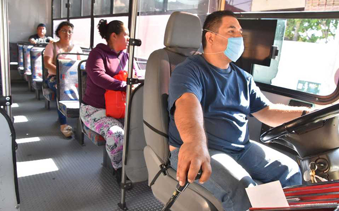 Subió al transporte público sin usar cubrebocas,lo que orilló a una enfermera a solicitarle que bajara del transporte.