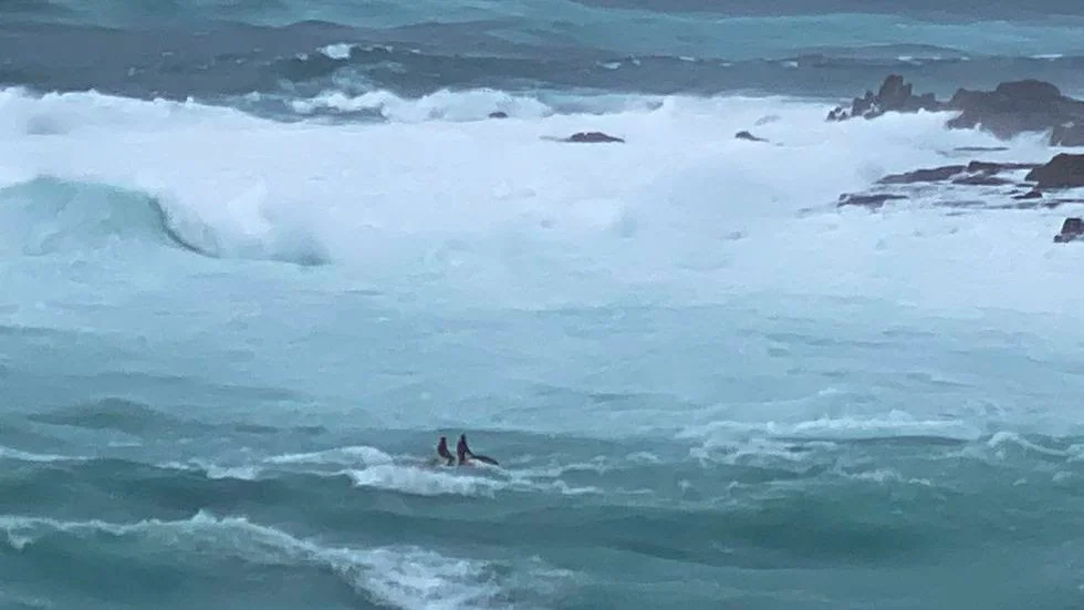Salen al mar en pleno temporal con una moto de agua y obligan a desplegar un amplio operativo