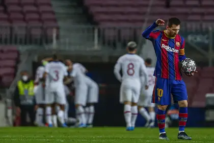 Mbappé se exhibe delante de Messi y destroza al Barcelona (1-4)
