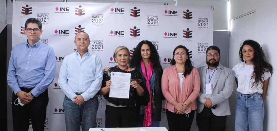 Concepción Rueda Gómez recibe constancia como Diputada Local.