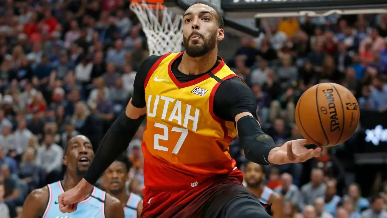 NBA suspende temporada luego de que jugador diera positivo a coronavirus.