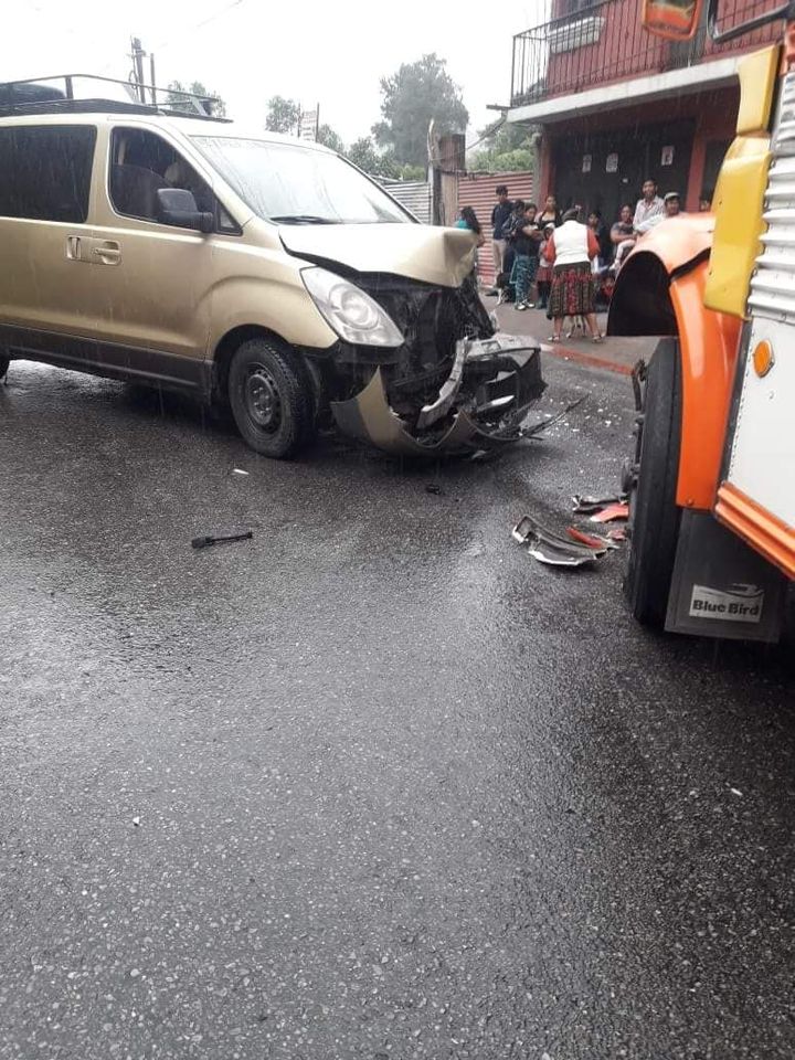 BUS IMPACTA CONTRA CAMIONETA