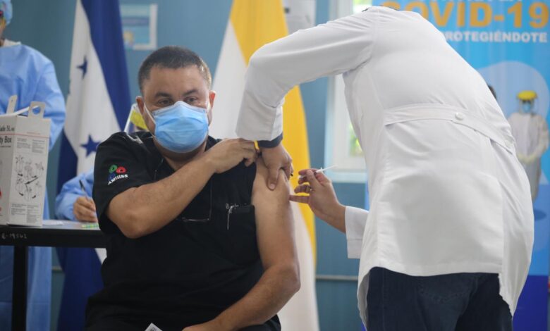 Dr. Umaña se vacuna contra el COVID-19