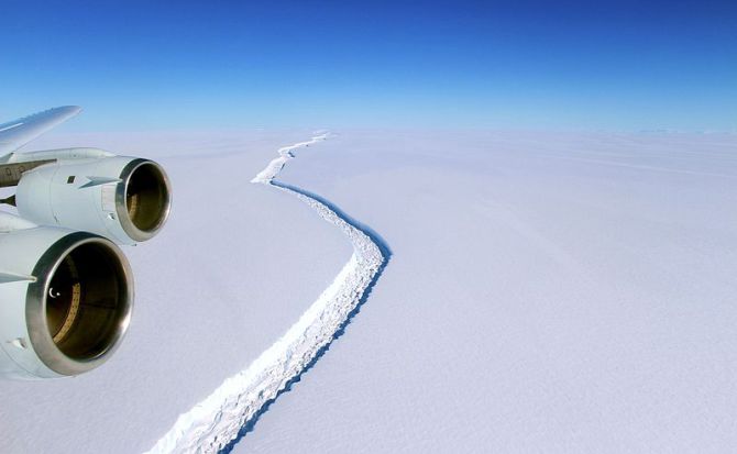 Uno de los icebergs más grandes de la historia se desprende en la Antártida.
