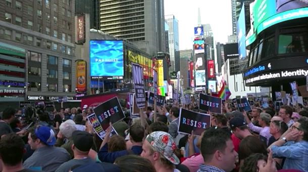 Trump prohíbe que los transexuales sirvan en las Fuerzas Armadas.