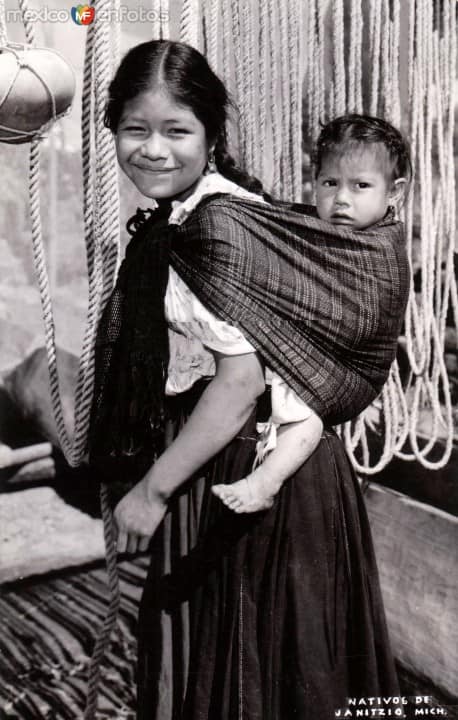 Uso Tradicional del Rebozo Para Cargar al Bebé.