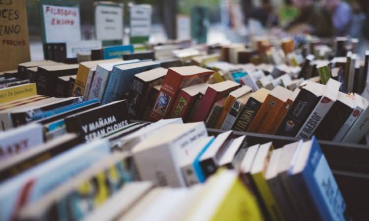 Vendedor de libros a estudiantes Universitarios