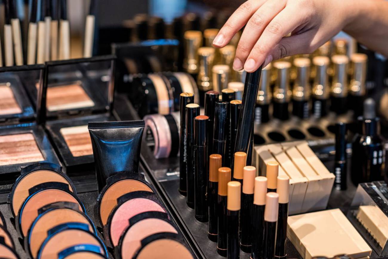 Las grandes superficies detectan una caída de ventas de la ropa de fiesta y del maquillaje