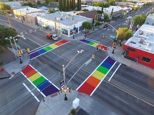 En Tucson pintan una calle para rendir homenaje a la igualdad