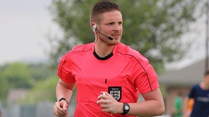 Ryan Atkin, primer árbitro de fútbol profesional abiertamente gay en Reino Unido