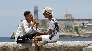 Cuba intenta enmendar décadas de homofobia al cambiar la Constitución