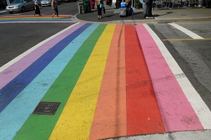 Para fomentar la diversidad, proponen pintar sendas peatonales con los colores de la bandera LGBT