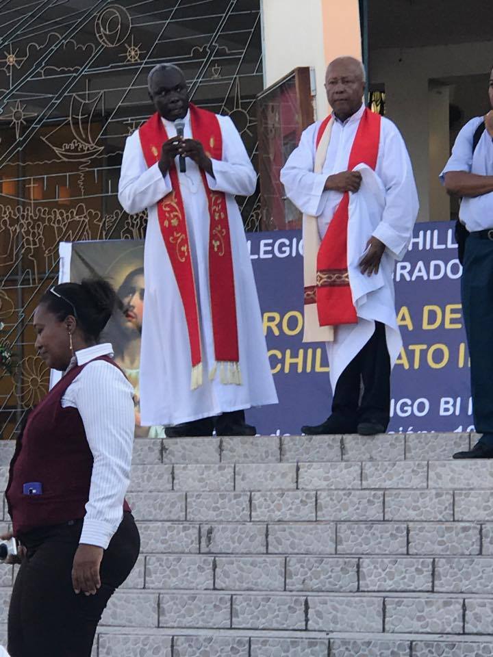 Padre Vicente Vivero motivando a los jovenes