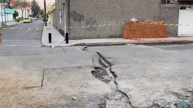 Una grieta alarma a los vecinos de San Juan de Aragón