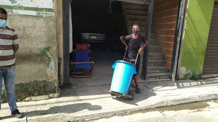 Limpiar patios a cambio de comida: Así sobreviven en el sur de Valencia