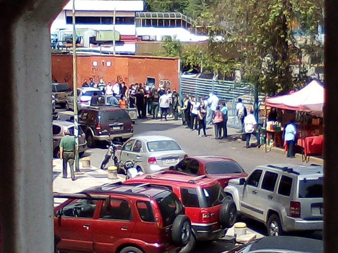Intentaron impedir a la prensa hacer su trabajo en fila de vacunación en la UBV (video)