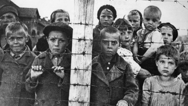 Sobreviviente del Holocausto mostrando sus memorias