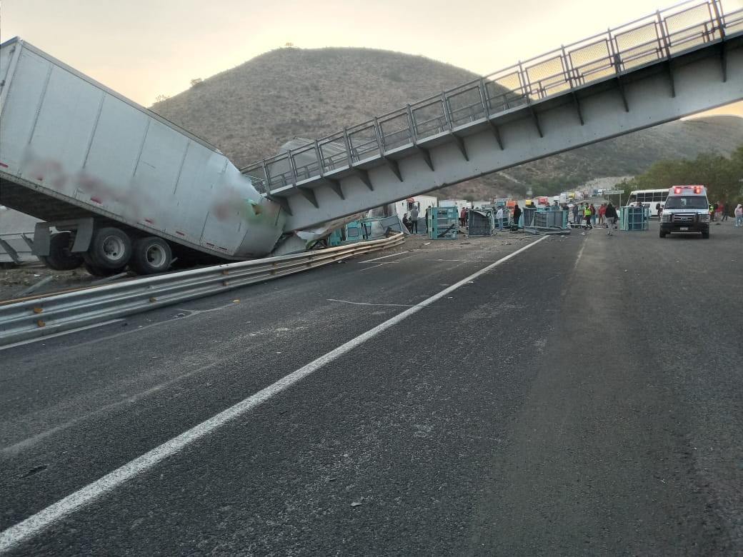 Tráiler destruido por el puente peatonal