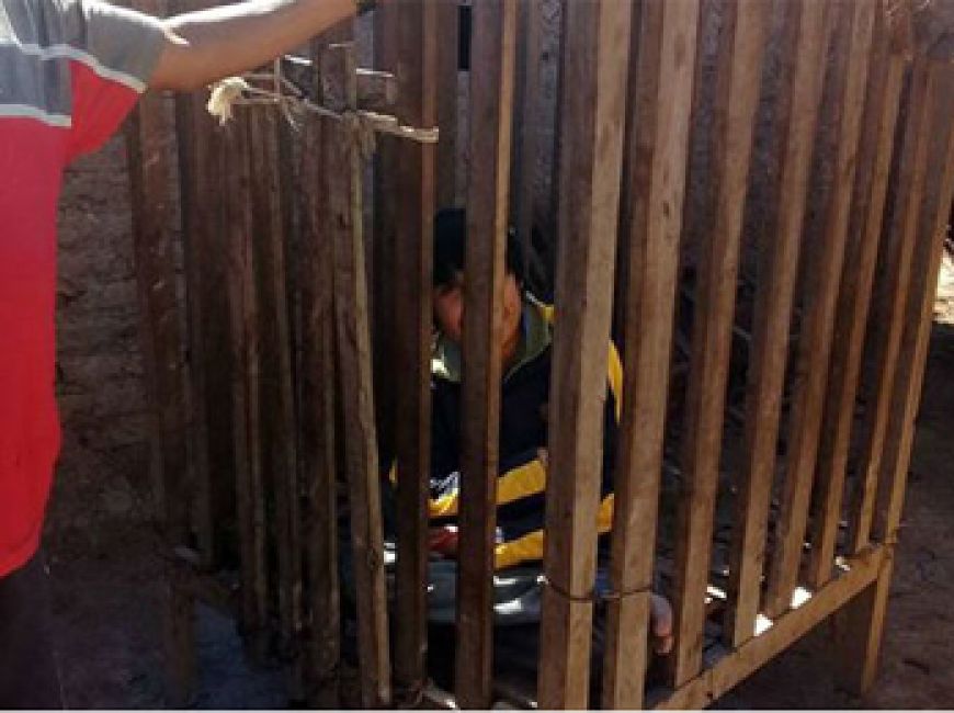 SANTA VICTORIA ESTE / NIÑO VIVE ENCERRADO EN UNA JAULA
