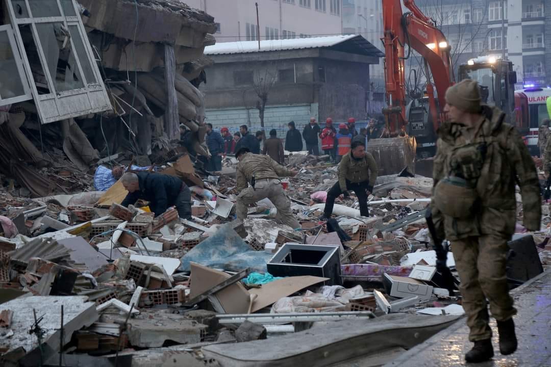 Aumentan a casi 2.400 los muertos en Turquía y Siria por los terremotos.