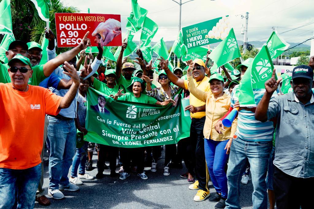 Cientos de barahoneros se tiran a las calles a darle la bienvenida a Leonel Fernández.