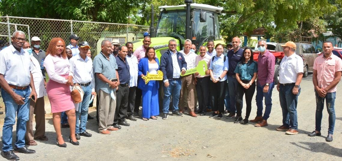 Gobierno implementa Plan de Modernización del Campo FEDA entrega un tractor a productores de la provincia Santo Domingo.