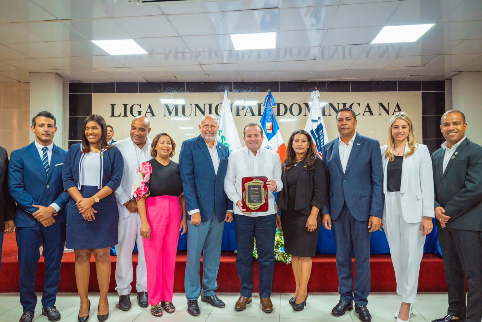 Ministro Paliza recibe reconocimiento de la Asociación Dominicana de Regidores.