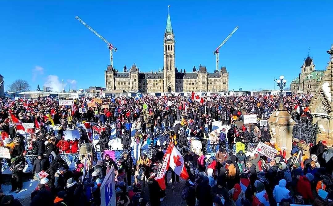 Miles de manifestantes protestan en Ottawa contras las medidas sanitarias en Canadá.