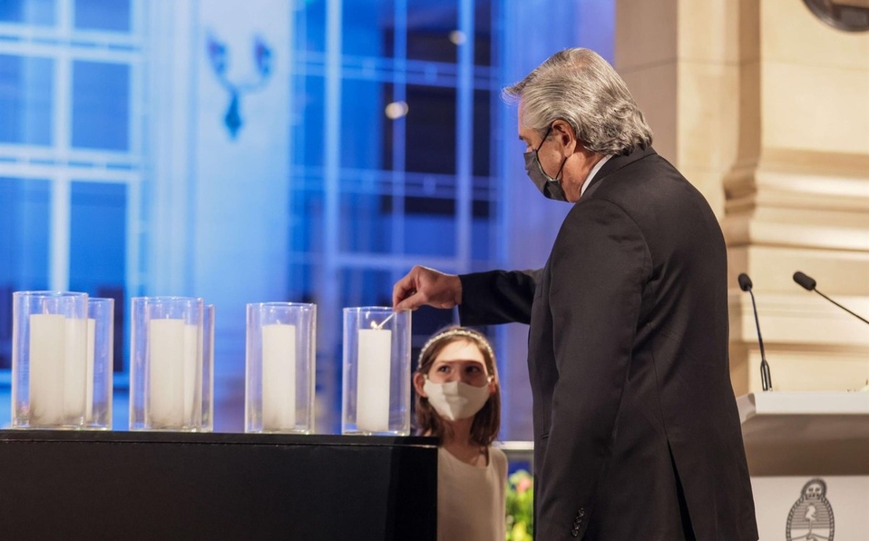 Alberto Fernández encabezó un homenaje a los muertos por coronavirus