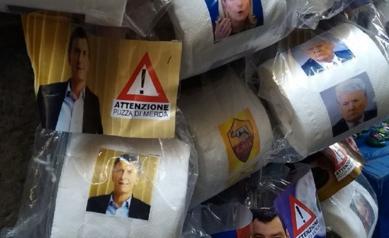 Nápoles: venden rollos de papel higiénico con la cara de Macri