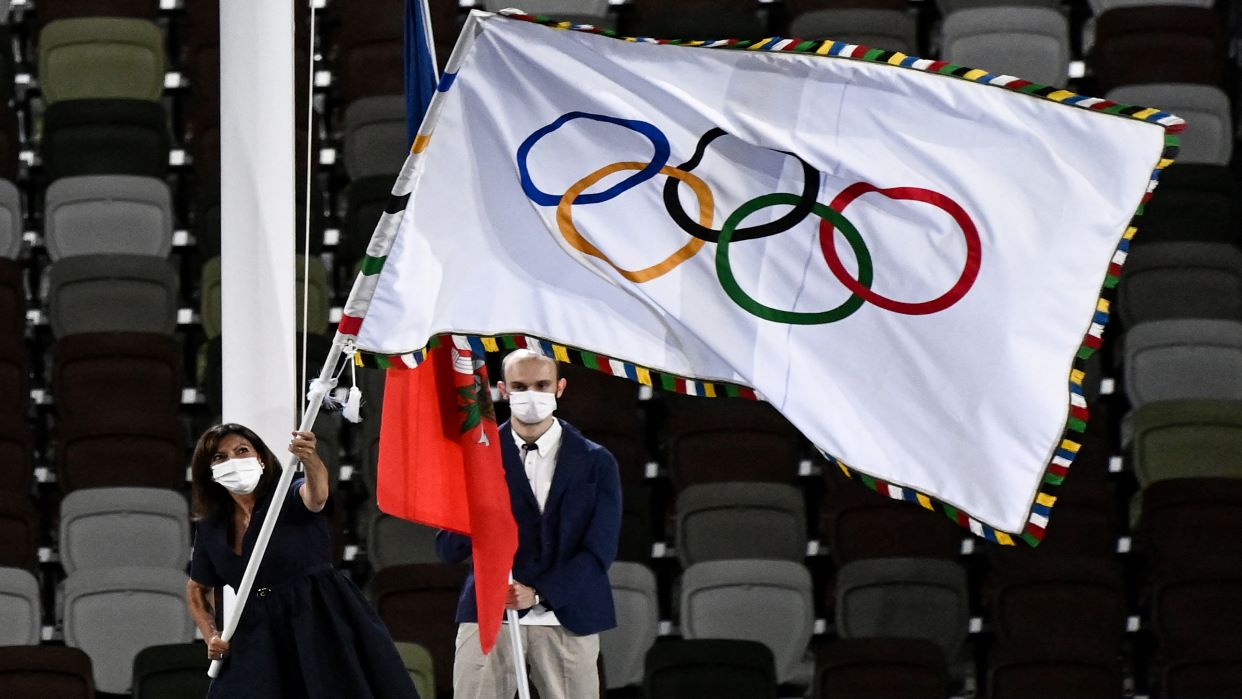 La alcaldesa de París recibe la bandera olímpica