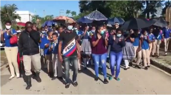 Cierran escuelas en demanda de maestros y otras necesidades en Sabana Grande de Boyá