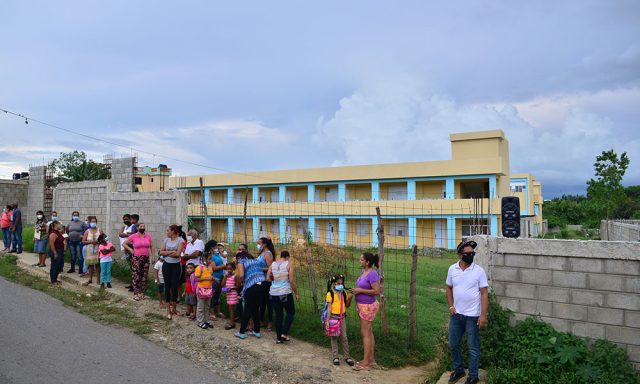 Comunidad exige terminar escuela ocupan haitianos