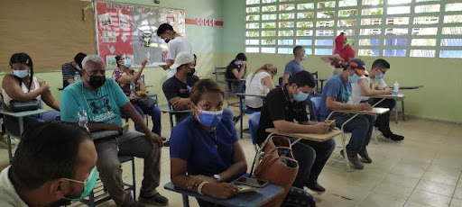 Vacunación en escuelas motiva padres de alumnos
