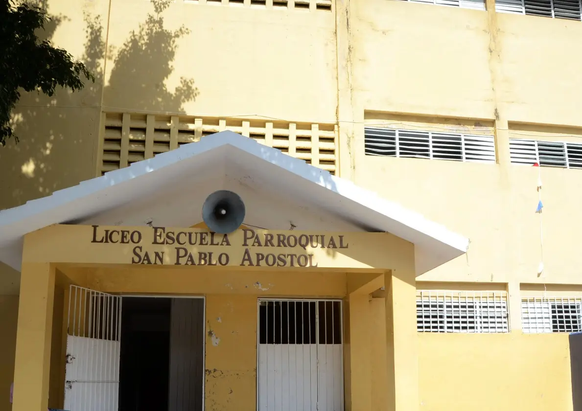 Sacerdote denuncia lo amenazaron por decir que deterioro en escuela impide iniciar docencia